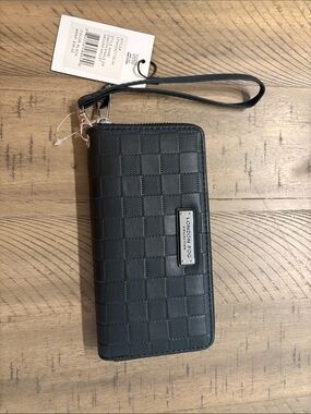 655 London Fog Black Textured Check Wristlet Wallet